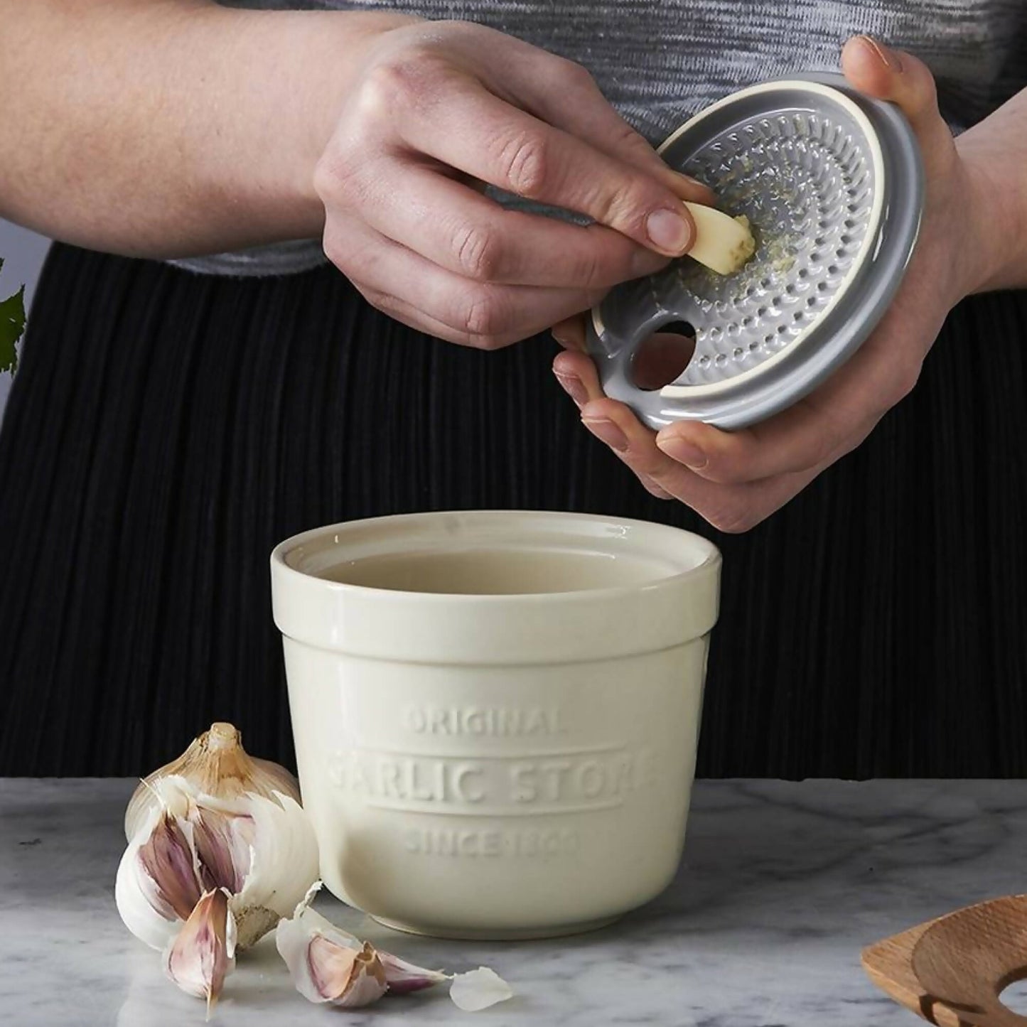 Contenedor y Rallador Ajo1#Crema